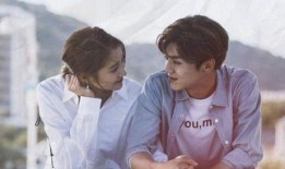 两男的一起吃娱乐圈的瓜,两男共品娱乐风云录